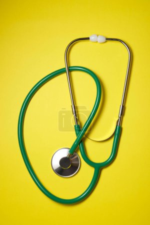 Téléchargez les photos : Stethoscope on a yellow table - en image libre de droit