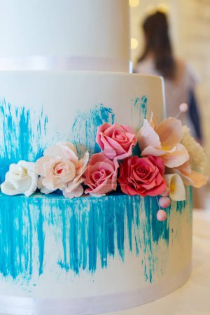 Téléchargez les photos : Gâteau de mariage avec des fleurs - en image libre de droit