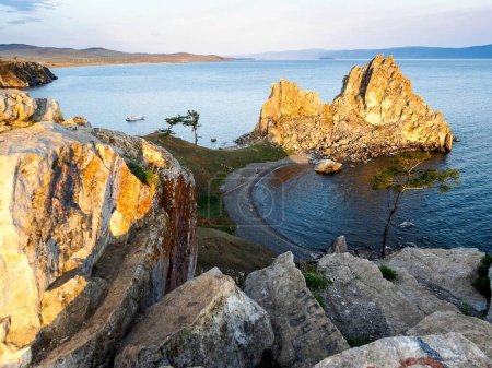 Téléchargez les photos : Randonnée pédestre, vue sur le rocher chaman, île olkhon, lac baïkal - en image libre de droit