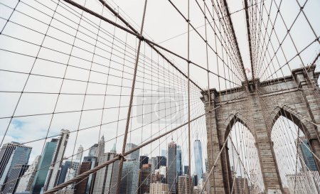 Foto de Low angle shot of Brooklyn Bridge in New York City, United States. - Imagen libre de derechos