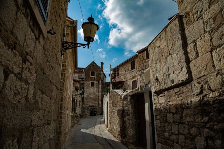 Téléchargez les photos : Street with stone houses and lamppost in the foreground - en image libre de droit