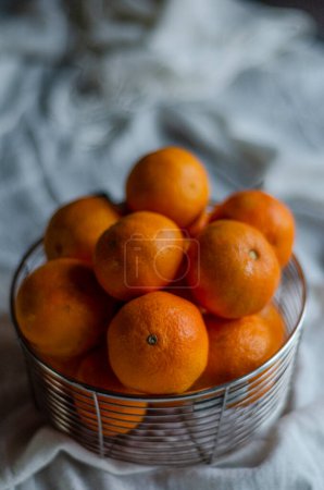 Téléchargez les photos : Metal basket with tangerines close-up - en image libre de droit