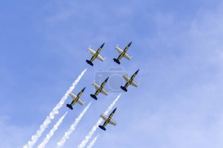Foto de Breitling jet team formation at Aerolac with smoke trail - Imagen libre de derechos
