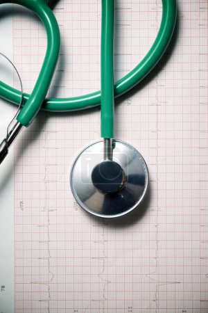Téléchargez les photos : Stethoscope on a electrocardiogram paper form - en image libre de droit