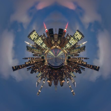 Téléchargez les photos : Petite planète avec effet miroir de l'horizon de Manhattan à New York, du quartier Dumbo à Brooklyn au crépuscule - en image libre de droit