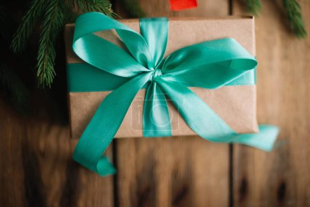 Téléchargez les photos : Christmas gifts on wooden backgroun - en image libre de droit