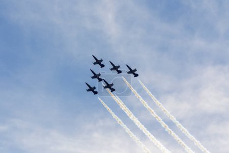 Téléchargez les photos : Breitling jet team formation at Aerolac with smoke trail - en image libre de droit