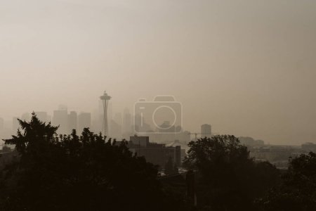 Téléchargez les photos : Wide angle view of the Seattle skyline covered in wildfire smoke - en image libre de droit