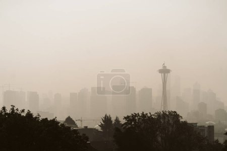Brume de feu de forêt recouvrant l'aiguille spatiale et les toits de Seattle