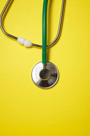 Téléchargez les photos : Stethoscope on a yellow table - en image libre de droit