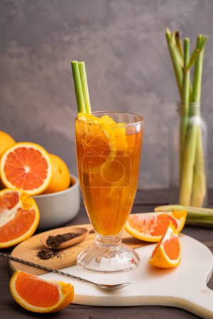 Téléchargez les photos : Orange with lemon grass juice organic fruit, detox juice - en image libre de droit