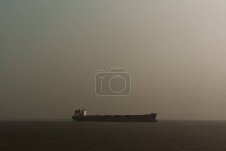 Téléchargez les photos : View of a cargo ship on Puget Sound with wildfire smoke all around - en image libre de droit