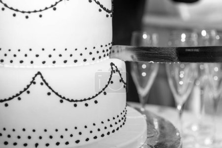 Téléchargez les photos : Gâteau de mariage et couteau - en image libre de droit