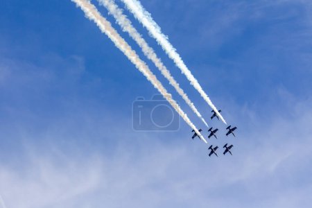Téléchargez les photos : Formation d'une équipe de jet Breitling à Aerolac avec piste de fumée - en image libre de droit