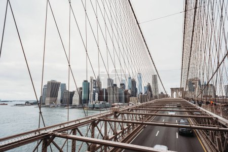 Foto de View of New York City skyline from the Brooklyn Bridge, NYC, USA. - Imagen libre de derechos