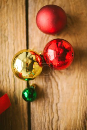 Foto de Bolas de Navidad sobre fondo de madera - Imagen libre de derechos