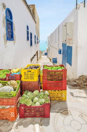 Téléchargez les photos : Fruits and vegetables with sea in the background - en image libre de droit