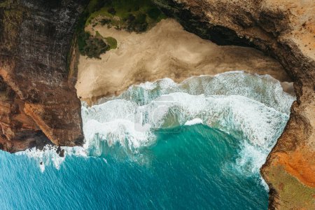 Téléchargez les photos : Tropical Beach with waves in Kauai - en image libre de droit
