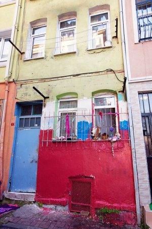 Foto de Vieja casa pintada en color rojo. - Imagen libre de derechos
