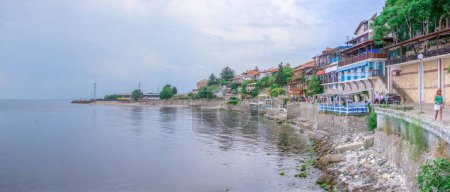 Foto de Nessebar, Bulgaria 07.10.2019. Restaurantes y bares en el paseo marítimo del casco antiguo de Nessebar, Bulgaria - Imagen libre de derechos