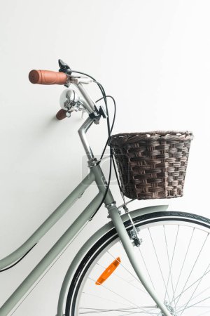 Téléchargez les photos : Guidon vintage vélo vert et selle marron avec panier marron sur fond blanc - en image libre de droit