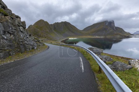 Foto de Coastal Road En Vaeroy, Islas Lofoten, Noruega - Imagen libre de derechos
