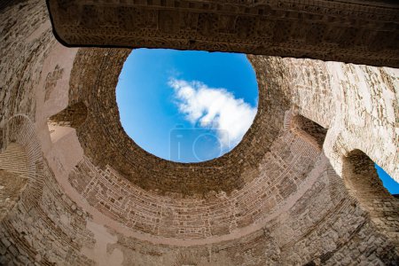 Téléchargez les photos : Vault open to the sky of Romanesque construction - en image libre de droit