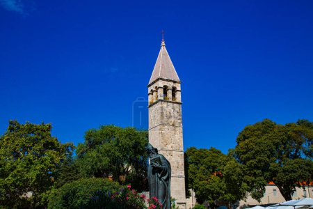 Téléchargez les photos : Bronze statue with arched bell tower and pointed roof - en image libre de droit