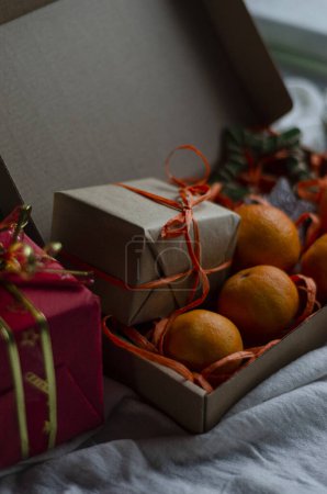 Foto de Los regalos para la fiesta y las mandarinas en la caja - Imagen libre de derechos