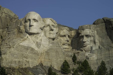 Foto de Mt. Rushmore Memorial. Majestuosas figuras de George Washington, Thomas Jefferson, Theodore Roosevelt y Abraham Lincoln, rodeadas por la belleza de las Colinas Negras de Dakota del Sur - Imagen libre de derechos
