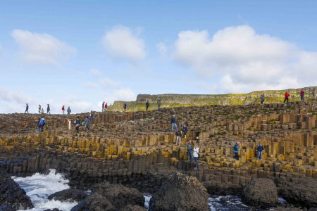 Téléchargez les photos : La Chaussée des Géants attire les touristes en Irlande - en image libre de droit
