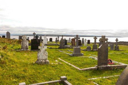 Foto de Celtic crosses dot cemetery in Ireland. - Imagen libre de derechos
