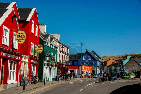 Téléchargez les photos : Bars and hotels in small Ireland town. - en image libre de droit