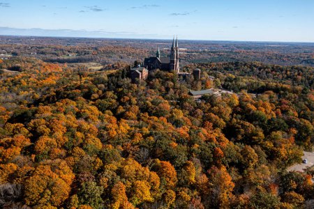 Téléchargez les photos : Trees turn beautiful colors in fall near Hubertus, Wisconsin. Located on 435 acres of glorious scenery on the highest elevation in Southeastern Wisconsin, Holy Hill is a destination for those looking to celebrate their faith in a sacred place of peac - en image libre de droit