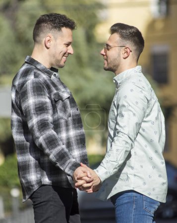 Téléchargez les photos : A portrait of happy gay couple outdoors - en image libre de droit