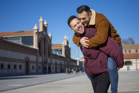 Téléchargez les photos : Un portrait de couple gay heureux à l'extérieur - en image libre de droit