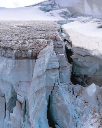 Téléchargez les photos : Mountain glacier fissure, on the European continent - en image libre de droit