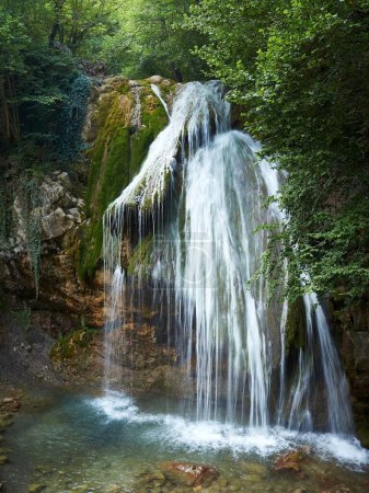 Foto de Dzhugdzhur waterfall, on the Crimean peninsula - Imagen libre de derechos