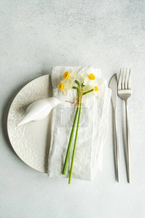 Téléchargez les photos : Spring table setting with daffodil flowers on concrete background - en image libre de droit