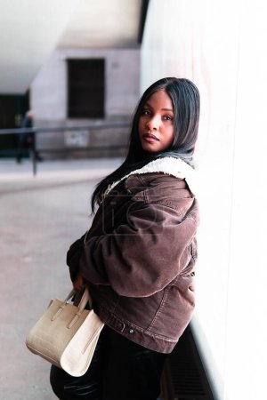 Foto de Portrait of black female model posing to the camera - Imagen libre de derechos