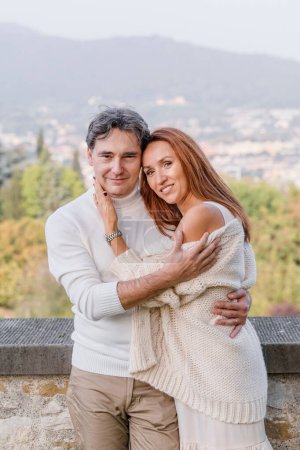Foto de Pareja cariñosa marido y mujer sonríen y se abrazan al aire libre - Imagen libre de derechos