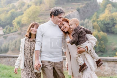 Foto de Una familia feliz con dos hijos en un punto de vista de Bérgamo, Italia - Imagen libre de derechos