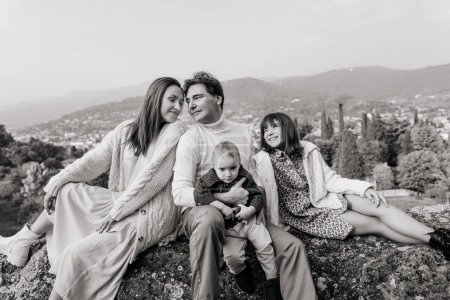 Téléchargez les photos : Portrait de famille B & W avec deux enfants dans un point de vue de Bergame - en image libre de droit