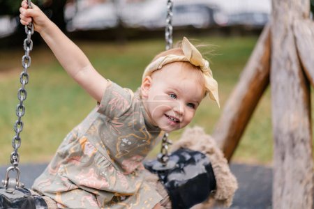 Téléchargez les photos : Bébé fille jouant sur une aire de jeux écologique de matériaux naturels - en image libre de droit