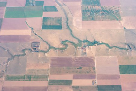Foto de Vista aérea de las tierras de cultivo afectadas por la sequía en el medio oeste de Estados Unidos - Imagen libre de derechos