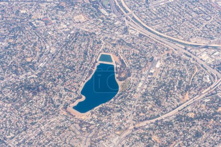 Téléchargez les photos : Aerial photograph of the Silver Lake Reservoir and Neighborhood - en image libre de droit
