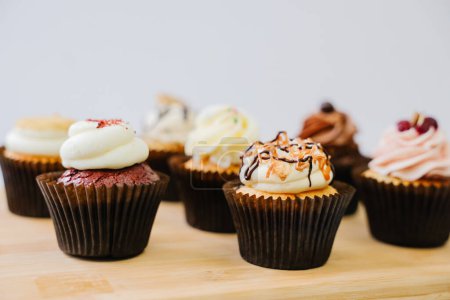 Téléchargez les photos : Des tonnes de délicieux cupcakes vue de côté - en image libre de droit