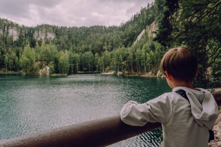Téléchargez les photos : Enfant à Adrspach-Teplice Rocks, aventure nature - en image libre de droit