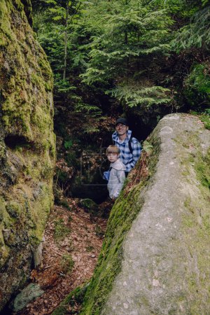 Téléchargez les photos : Père et fils à Adrspach-Teplice Rocks, nature - en image libre de droit