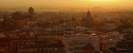 Téléchargez les photos : Summer sunset over Granada city - en image libre de droit